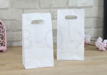 ถุงกระดาษพับข้าง สีขาวแบบหูเจาะ(บาง) 14.6x9x27cm.