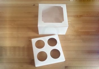 กล่องคัพเค้ก 4 ชิ้น สีขาว (พร้อมฐาน)