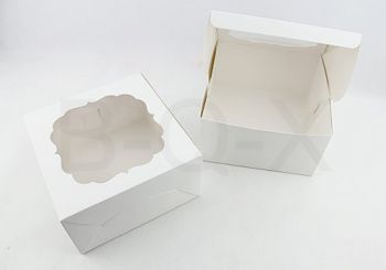 กล่องคัพเค้ก 4 ชิ้น สีขาวหน้าต่างหยัก (พร้อมฐาน)