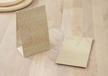 ถุงกระดาษน้ำตาลลายจุดสีเหลือง ขนาด9.5x6x16.5 cm.
