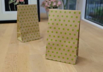 ถุงกระดาษน้ำตาลลายจุดสีเขียว ขนาด9.5x6x16.5 cm. 