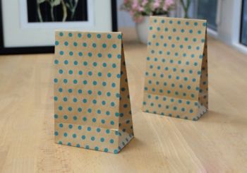 ถุงกระดาษน้ำตาลลายจุดสีฟ้า ขนาด13x8x21.7 cm.
