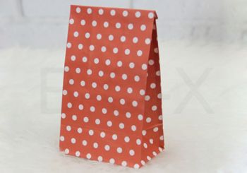 ถุงกระดาษขาวพื้นแดง ขนาด9.5x6x16.5 cm.