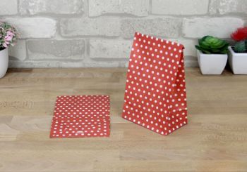 ถุงกระดาษขาวพื้นแดงขนาด13x8x21.7 cm.