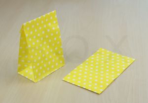 ถุงกระดาษขาวพื้นเหลือง ขนาด9.5x6x16.5 cm.