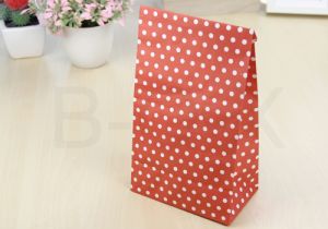 ถุงกระดาษขาวพื้นแดง ขนาด14.6x9x27 cm.